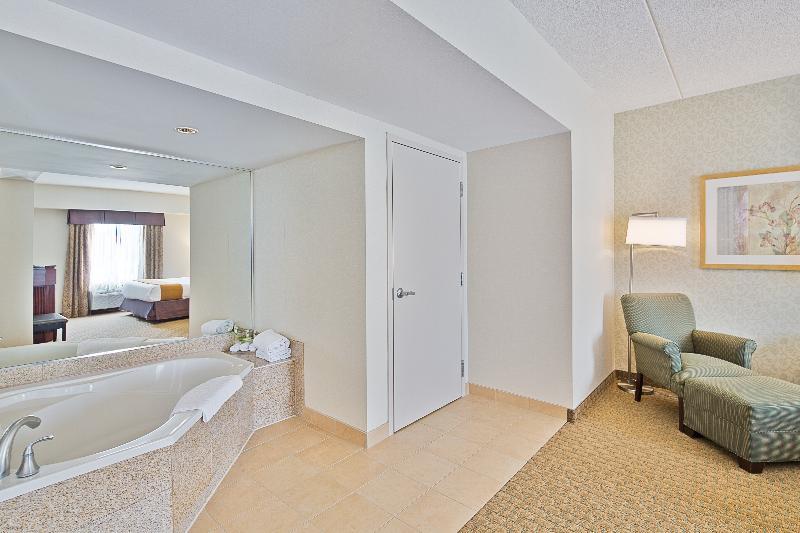 Holiday Inn Express Hotel & Suites Ottawa Airport By Ihg Exterior foto